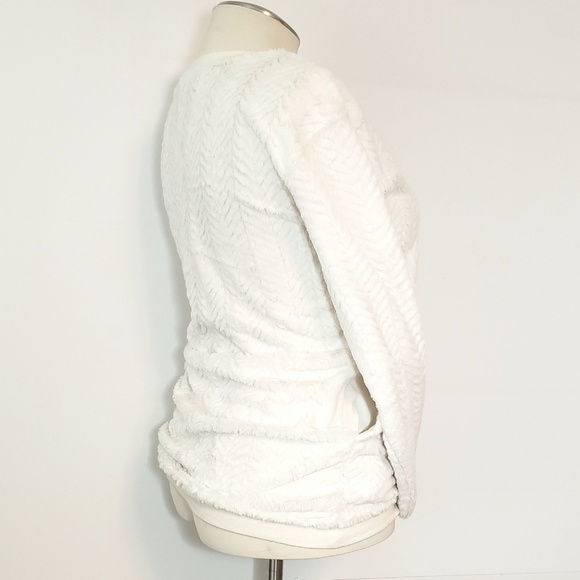 Eyeshadow Textured Chevron V-neck - Picture 4 of 8